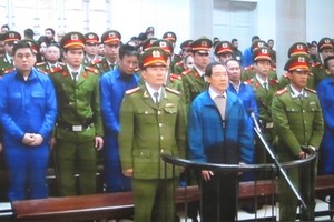 Các bị cáo nghe tuyên án tại Tòa